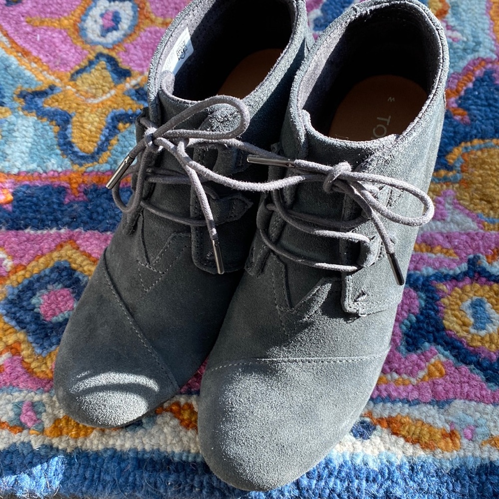 EUC TOMS grey suede wedge booties size 8